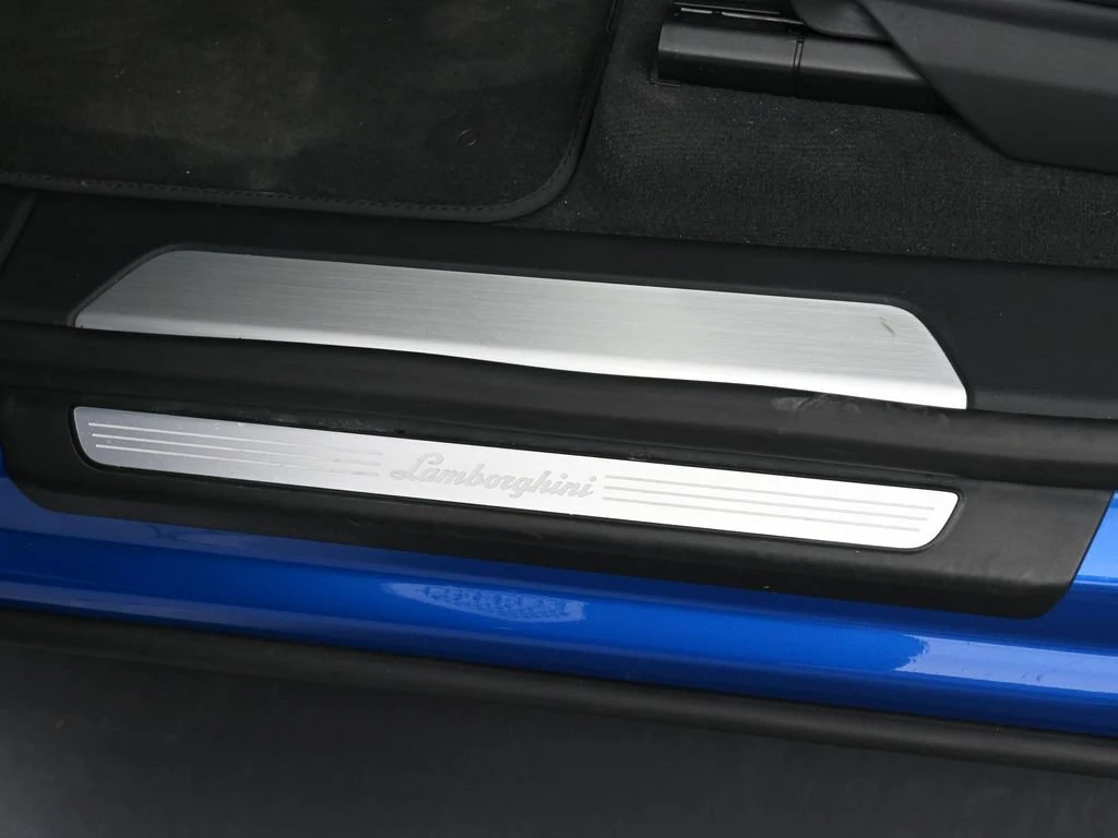 2022 Lamborghini Urus Graphite Capsule interior, door sill