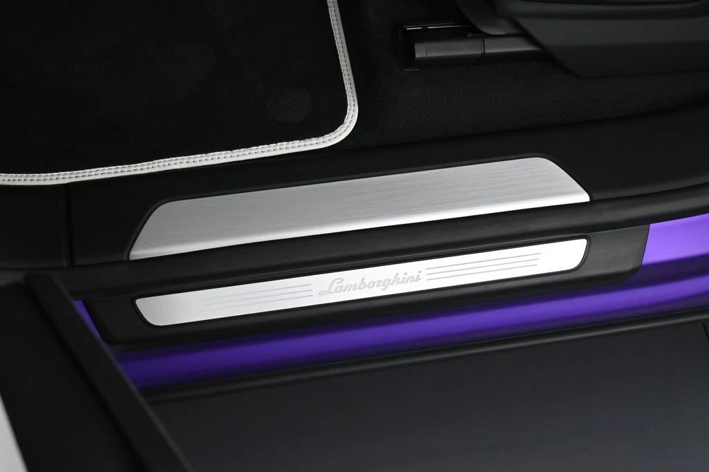 2024 Lamborghini Urus S interior, door sill, Nero Ade/Bianco Leda