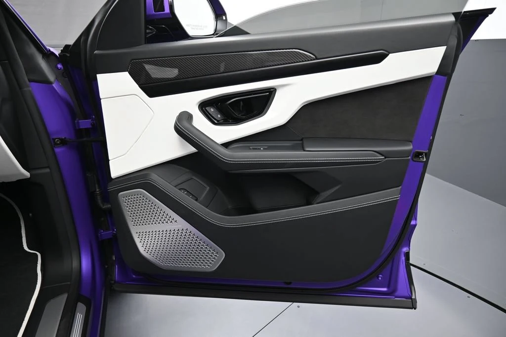 2024 Lamborghini Urus S interior, door panel, Nero Ade/Bianco Leda