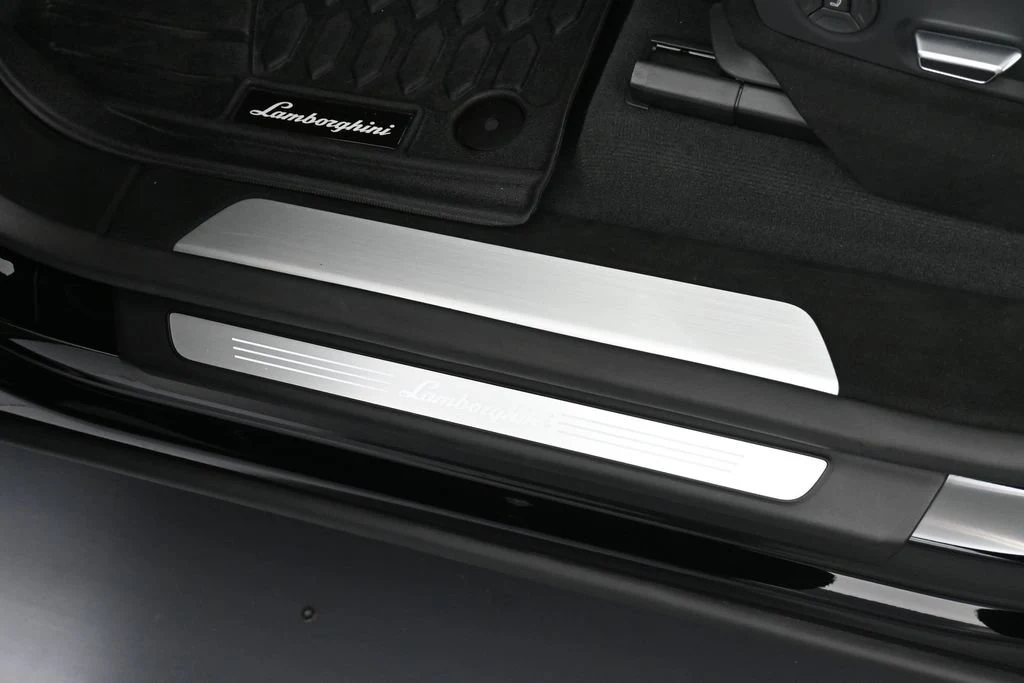 2024 Lamborghini Urus Performante interior, door sill, Nero Cosmus/Verde Faurus