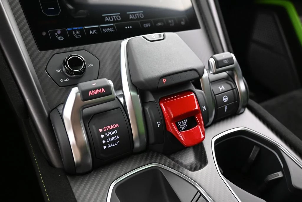 2024 Lamborghini Urus Performante interior, center console, Nero Cosmus/Verde Faurus