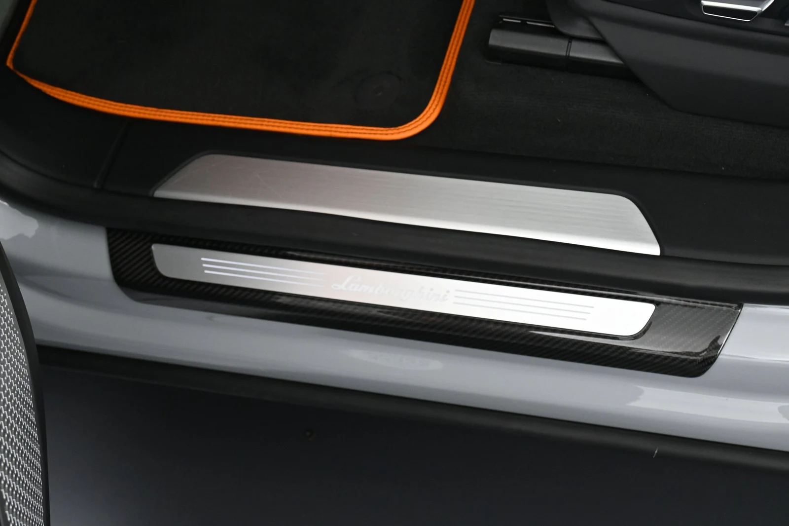2024 Lamborghini Urus S interior, door sill, Nero Ade/Arancio Leonis