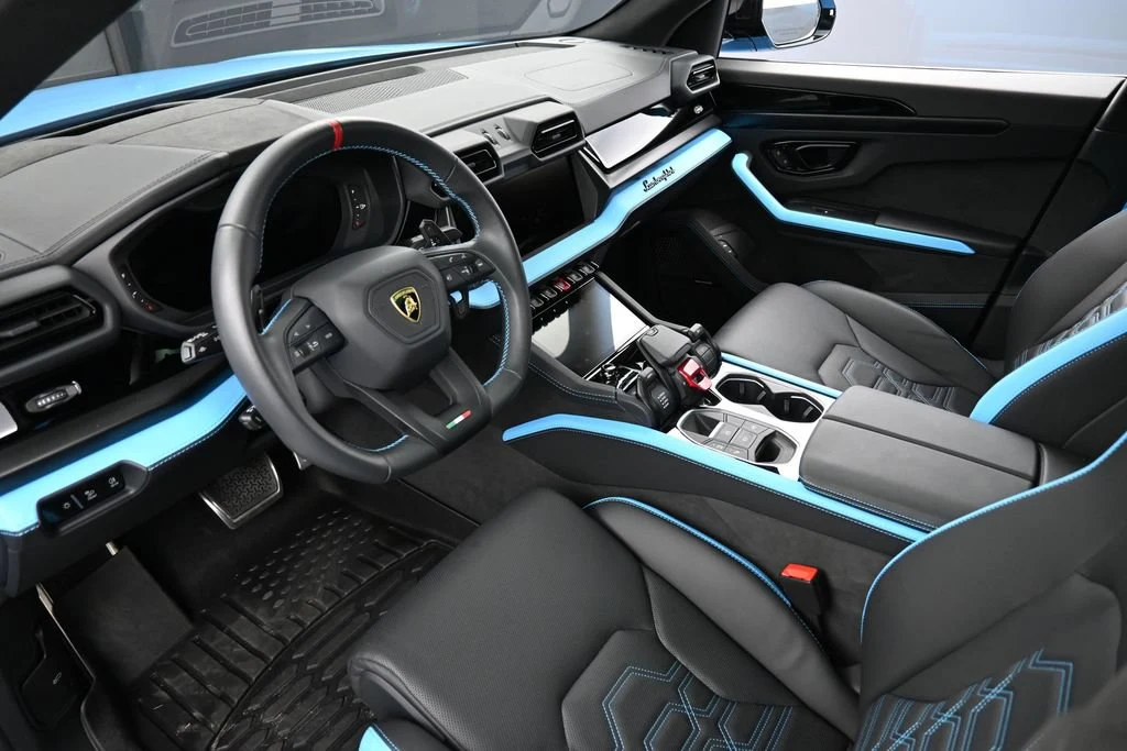 2025 Lamborghini Urus SE interior