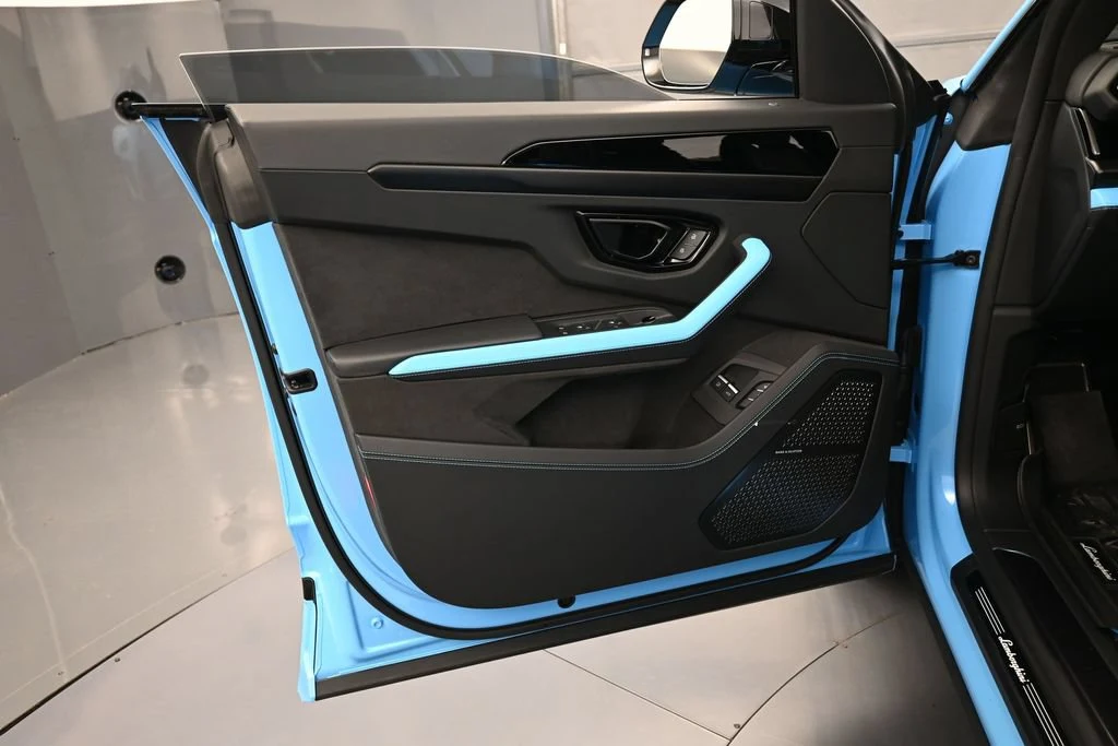 2025 Lamborghini Urus SE interior, door panel