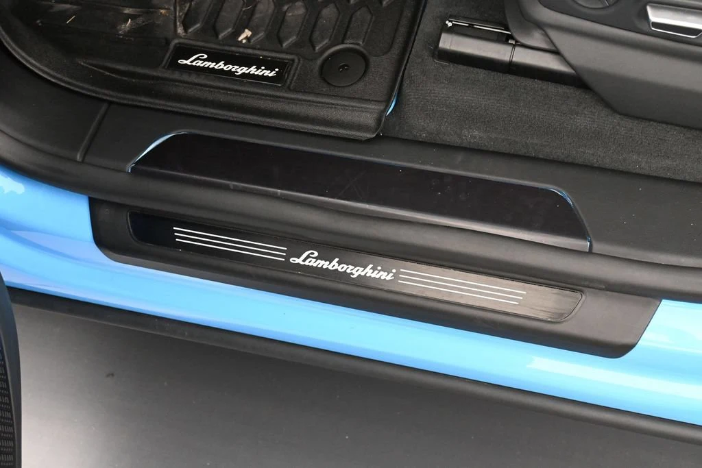 2025 Lamborghini Urus SE interior, door sill