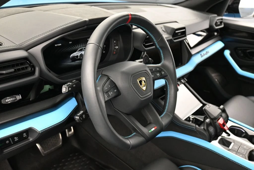 2025 Lamborghini Urus SE interior