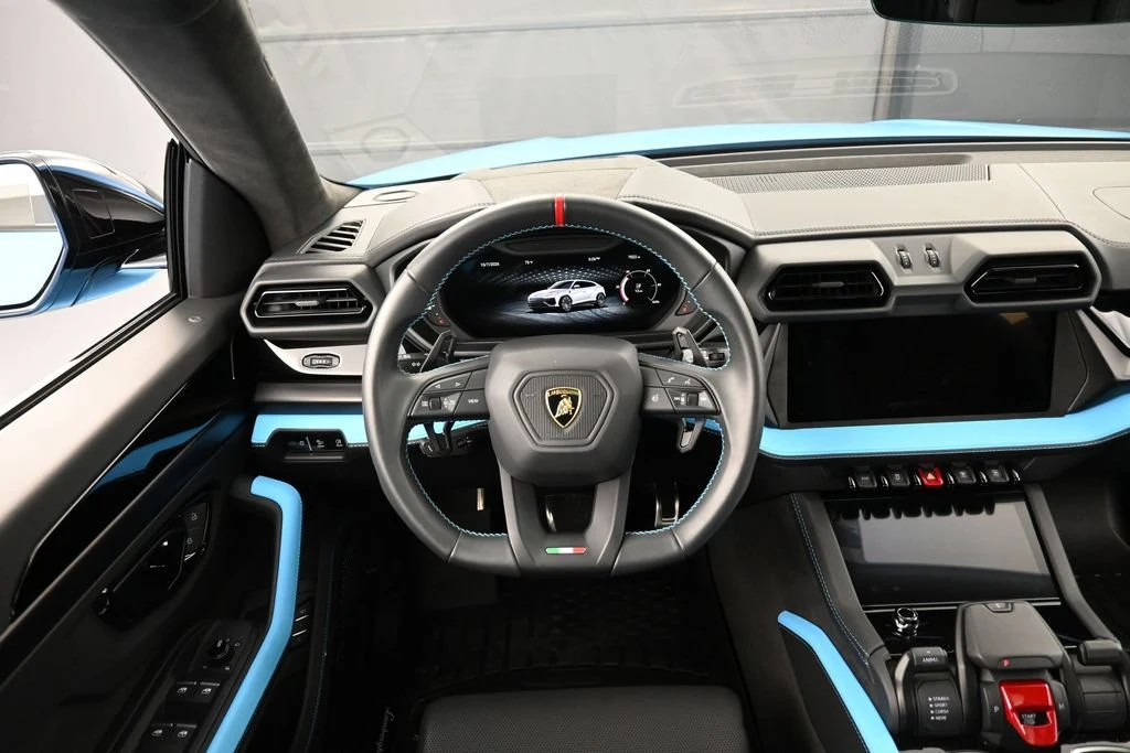 2025 Lamborghini Urus SE interior, dashboard
