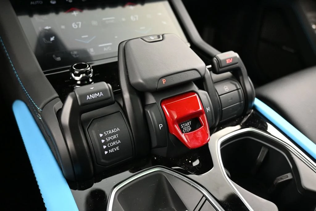 2025 Lamborghini Urus SE interior, center console