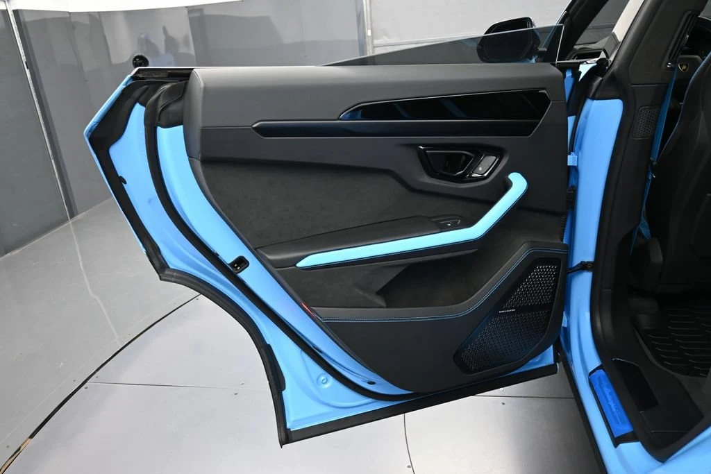 2025 Lamborghini Urus SE interior, door panel