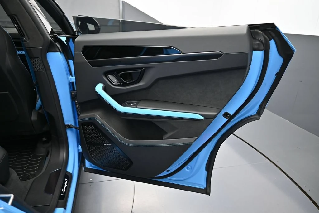 2025 Lamborghini Urus SE interior, door panel