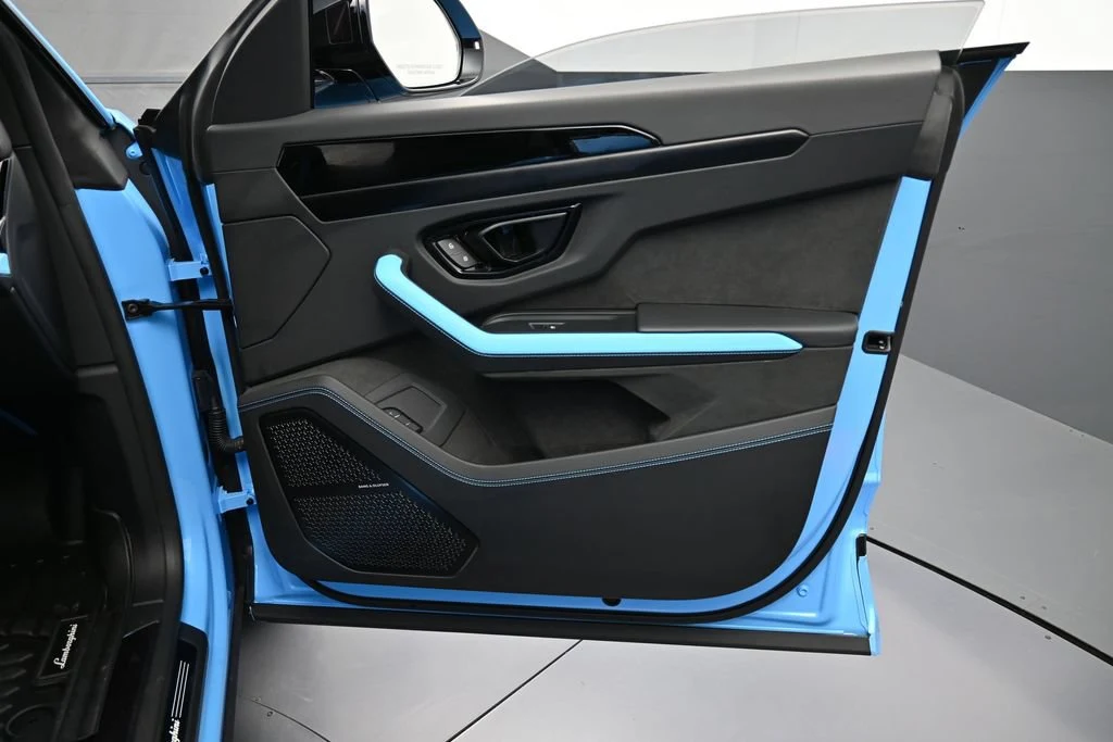 2025 Lamborghini Urus SE interior, door panel