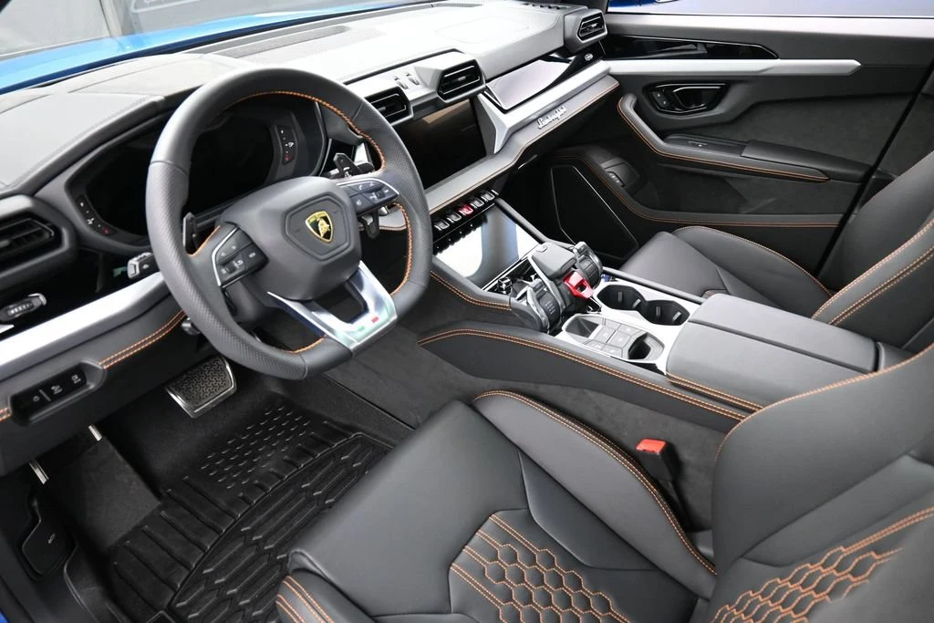2025 Lamborghini Urus SE interior