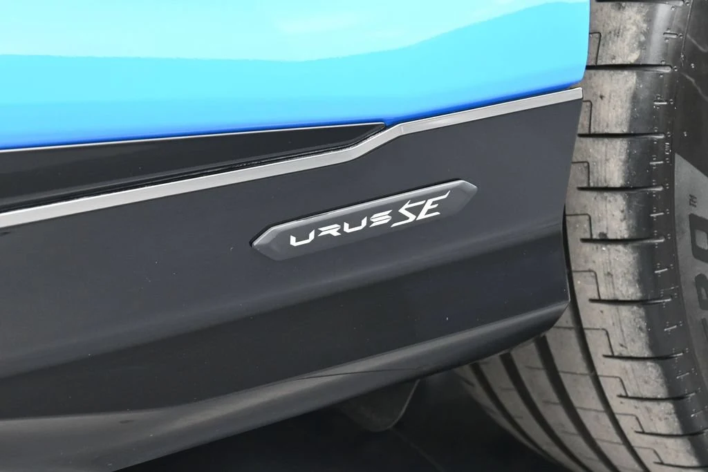 2025 Lamborghini Urus SE interior, door sill