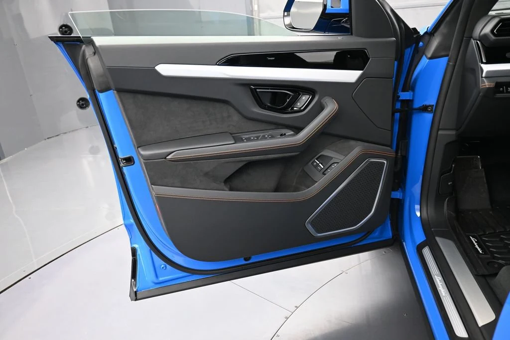 2025 Lamborghini Urus SE interior, door panel