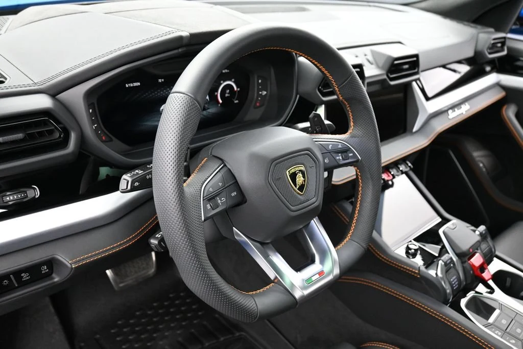 2025 Lamborghini Urus SE interior