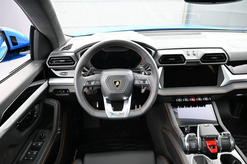 2025 Lamborghini Urus SE interior, dashboard