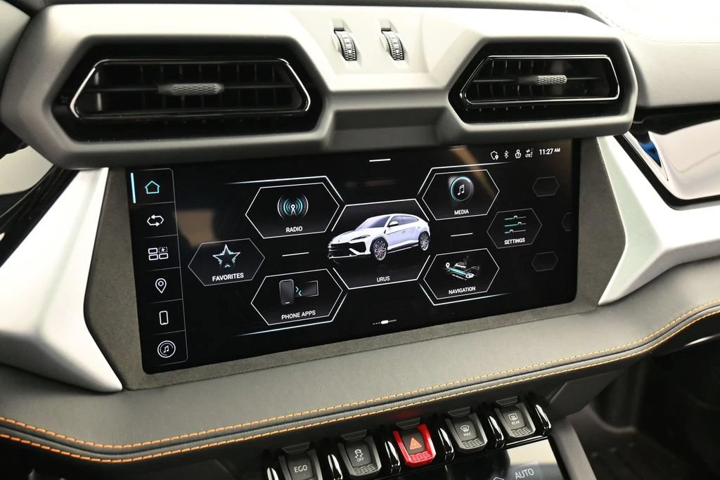 2025 Lamborghini Urus SE interior
