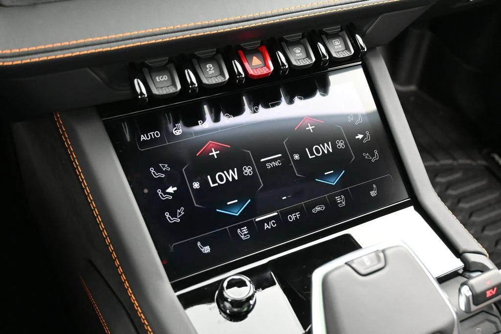 2025 Lamborghini Urus SE interior, center console