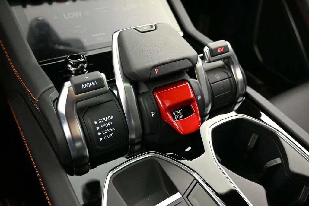 2025 Lamborghini Urus SE interior, center console