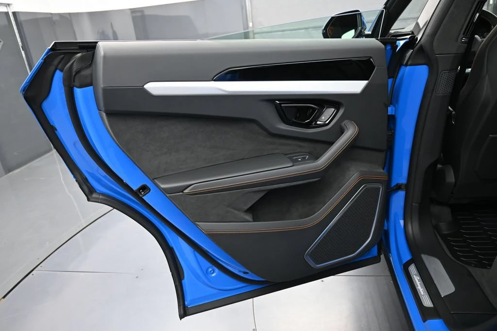 2025 Lamborghini Urus SE interior, door panel