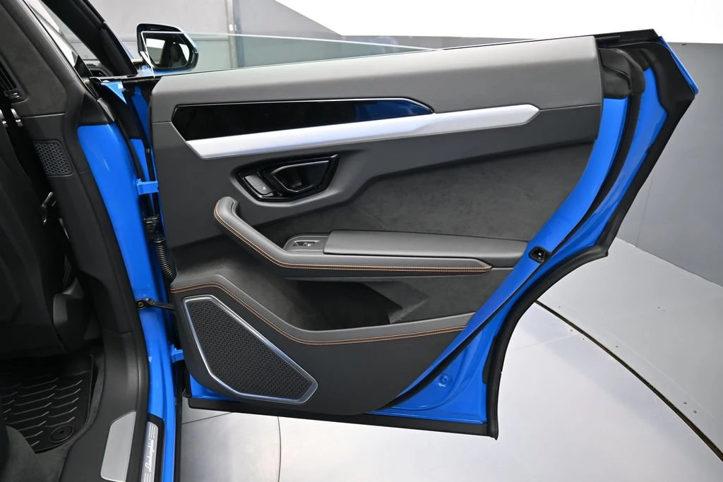 2025 Lamborghini Urus SE interior, door panel