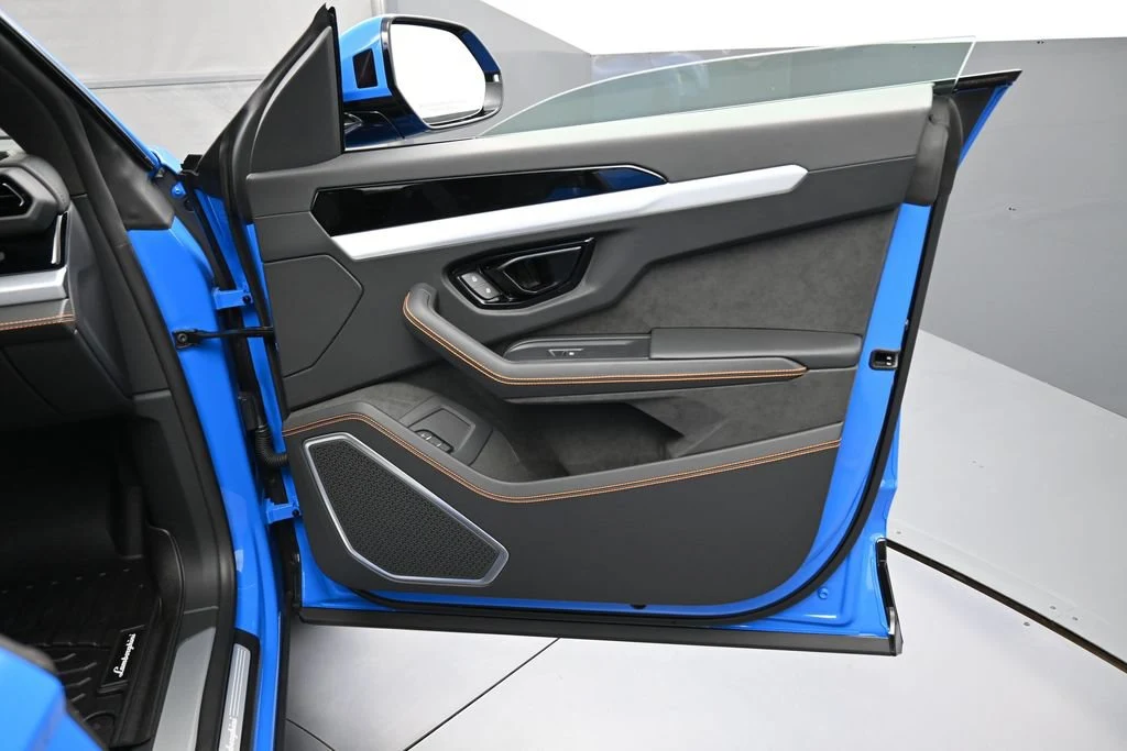 2025 Lamborghini Urus SE interior, door panel