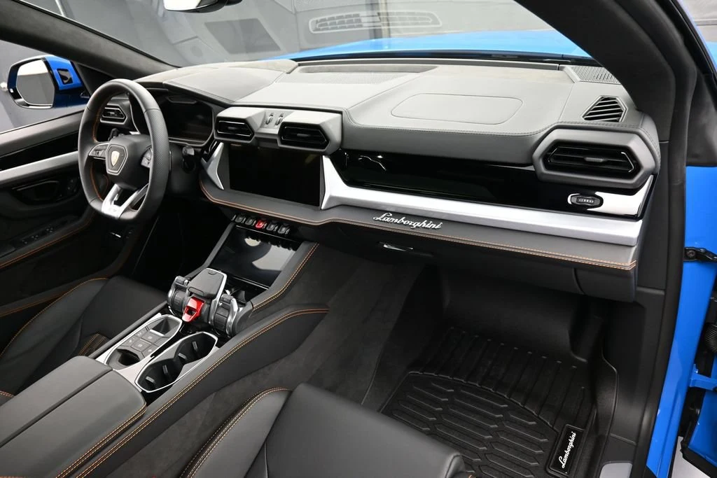 2025 Lamborghini Urus SE interior