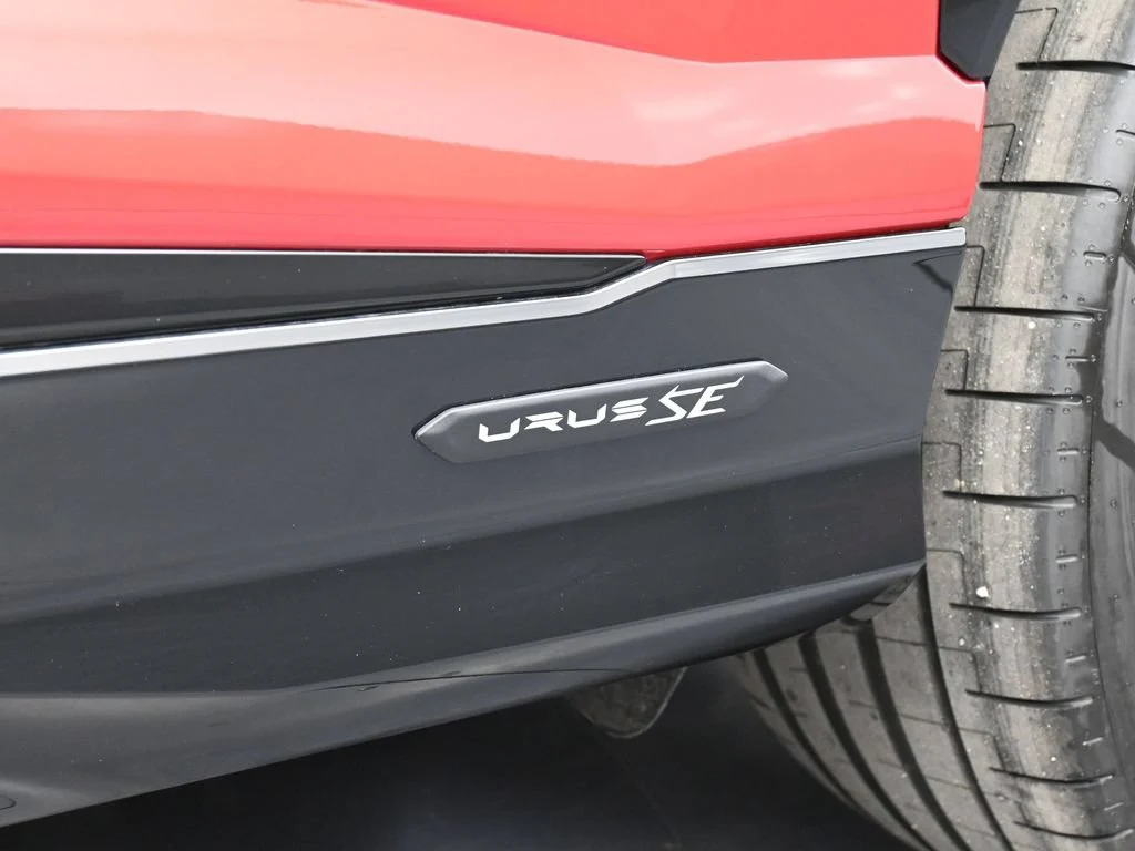 2026 Lamborghini Urus SE interior, door sill