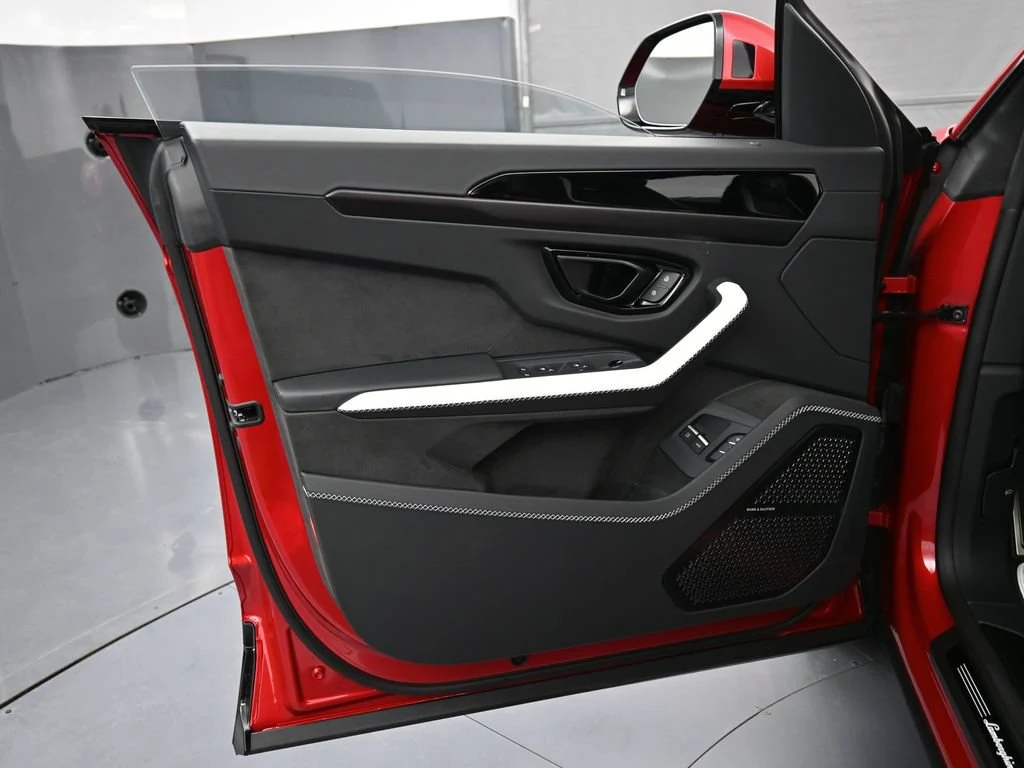 2026 Lamborghini Urus SE interior, door panel