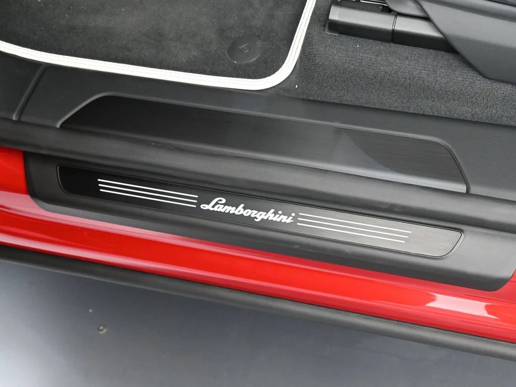 2026 Lamborghini Urus SE interior, door sill