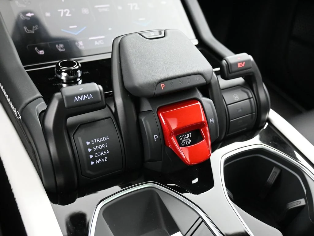2026 Lamborghini Urus SE interior, center console