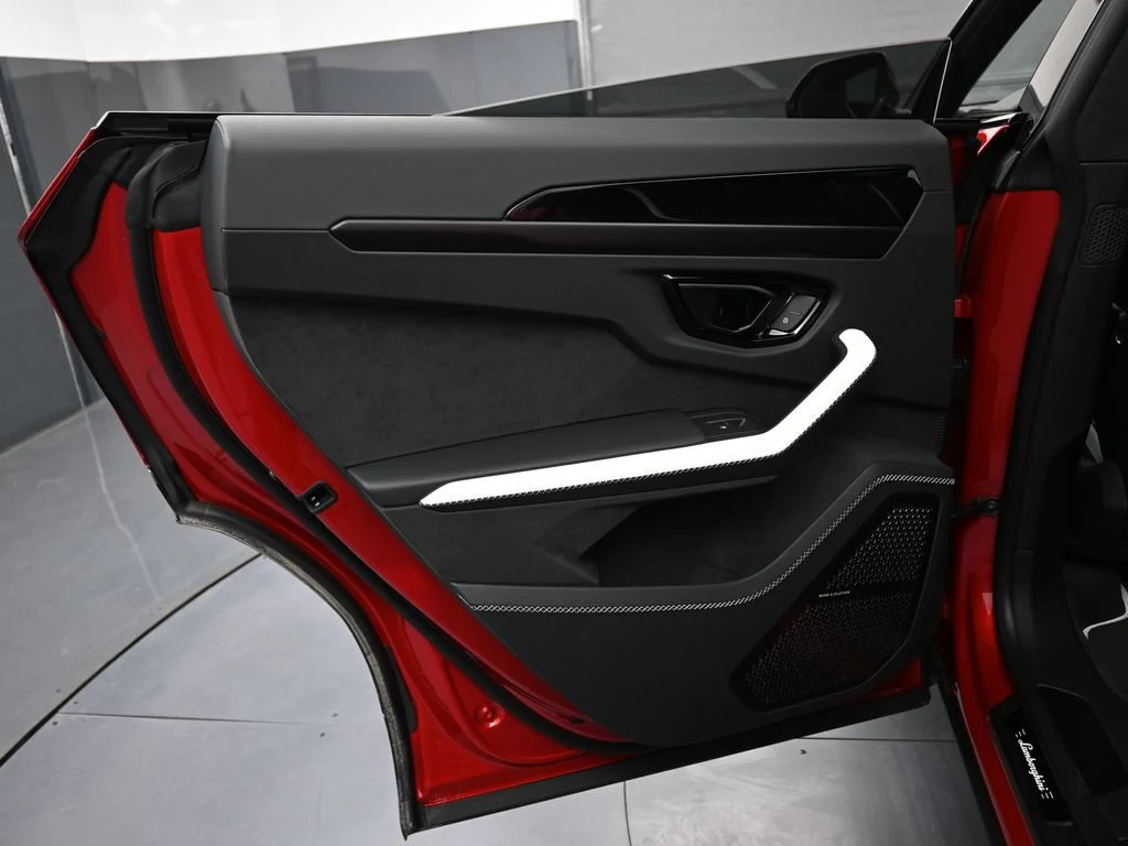2026 Lamborghini Urus SE interior, door panel
