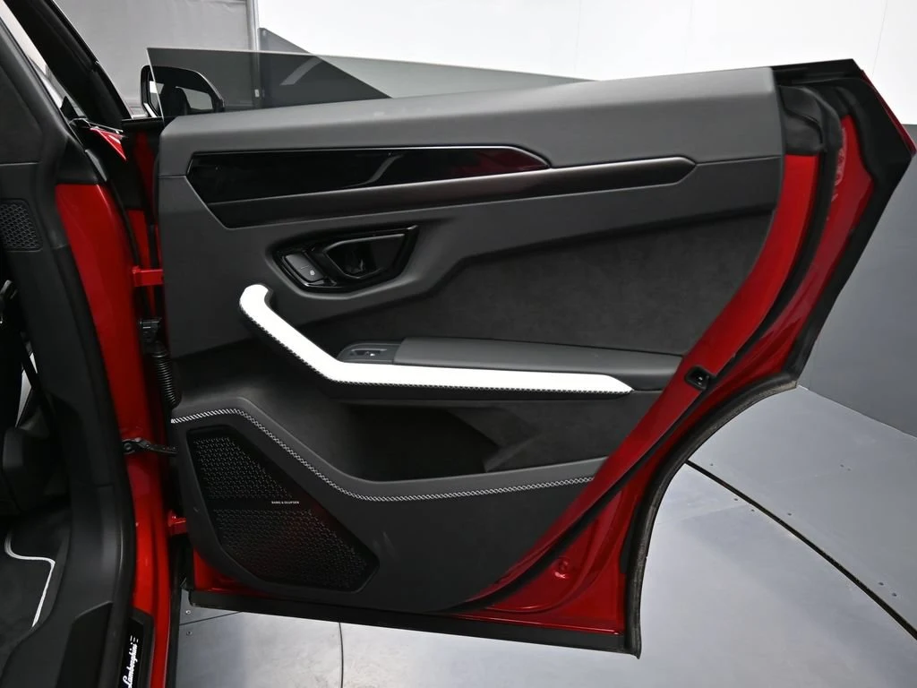 2026 Lamborghini Urus SE interior, door panel