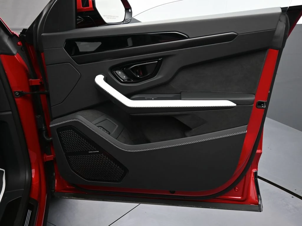 2026 Lamborghini Urus SE interior, door panel