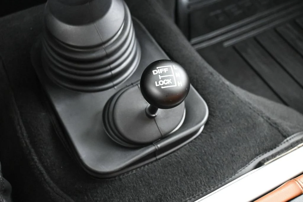 1994 Land Rover Defender 90 interior, center console, Saddle Brown