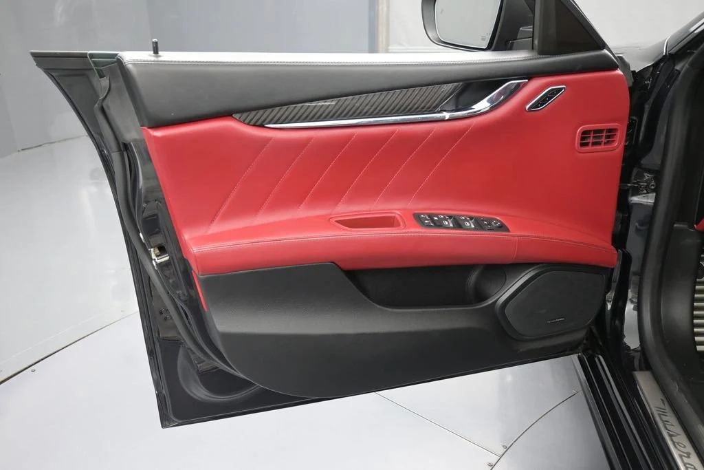 2020 Maserati Quattroporte S Q4 GranSport interior, door panel, Rosso