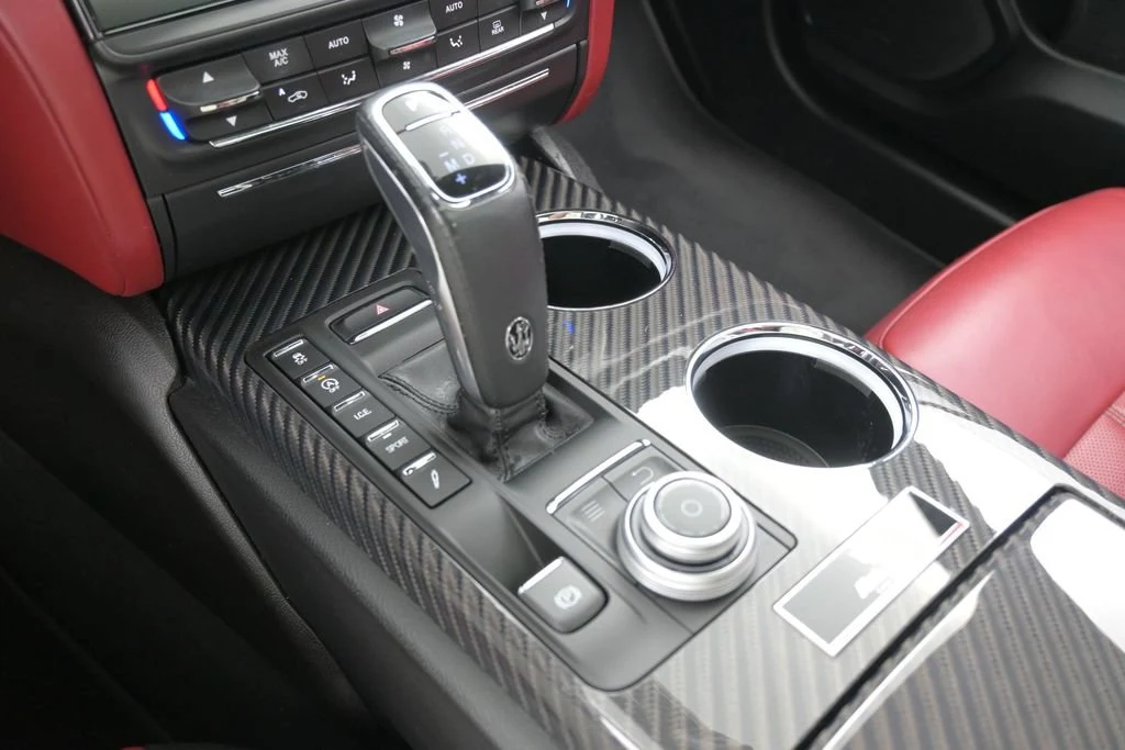 2020 Maserati Quattroporte S Q4 GranSport interior, center console, Rosso