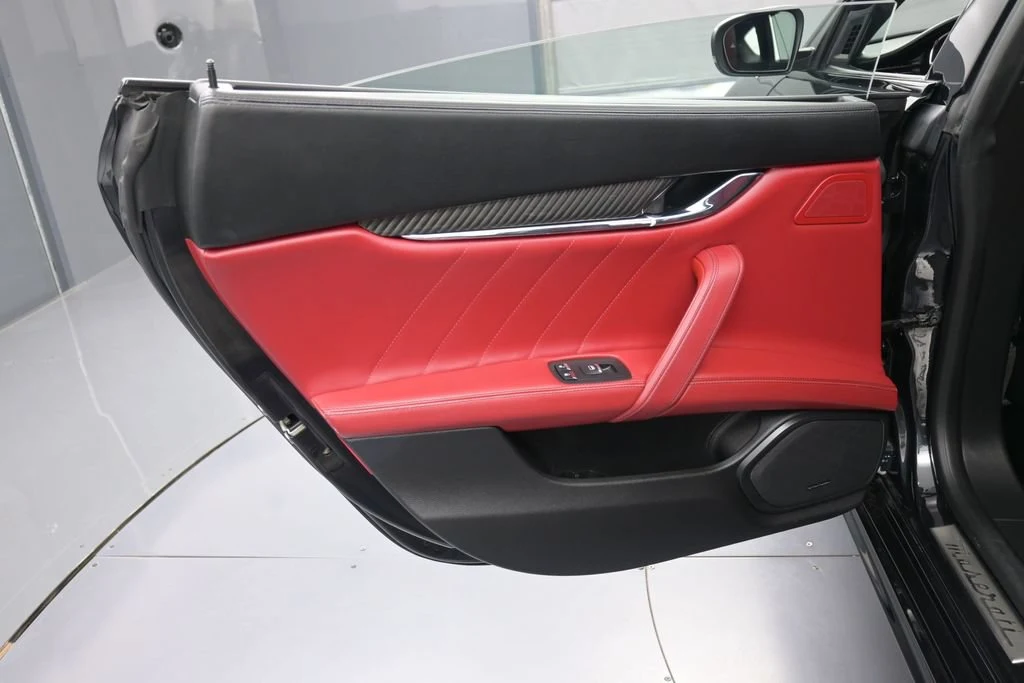 2020 Maserati Quattroporte S Q4 GranSport interior, door panel, Rosso