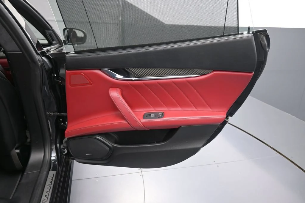 2020 Maserati Quattroporte S Q4 GranSport interior, door panel, Rosso