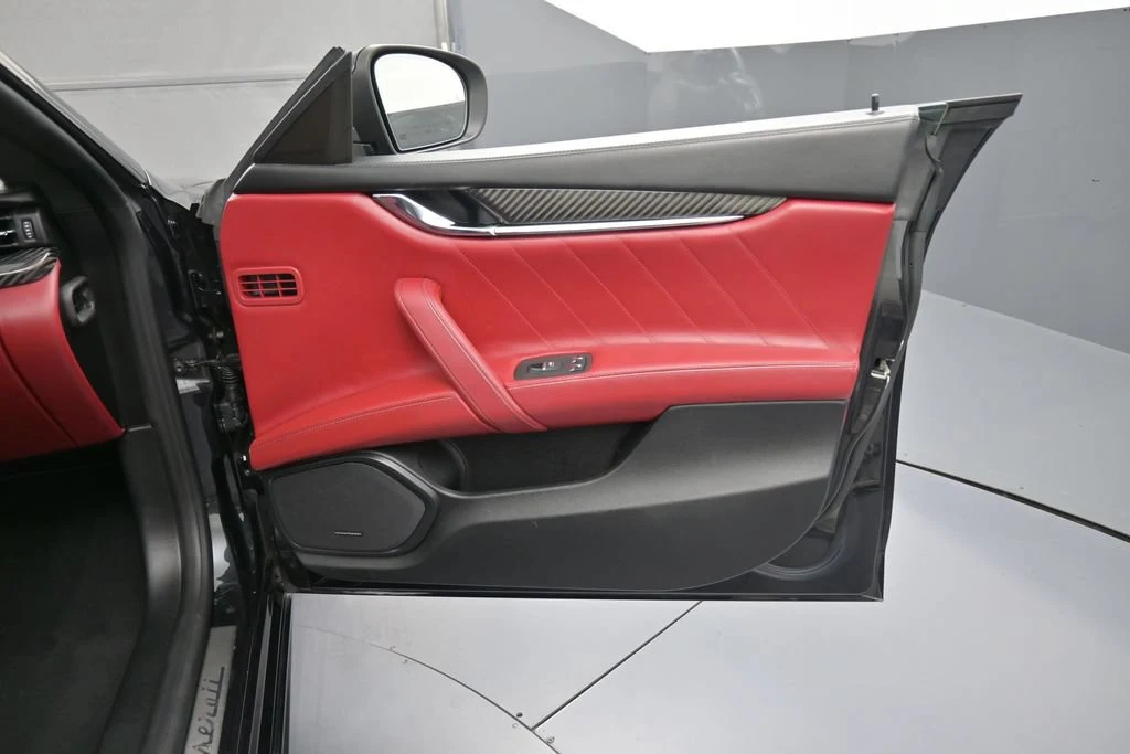 2020 Maserati Quattroporte S Q4 GranSport interior, door panel, Rosso