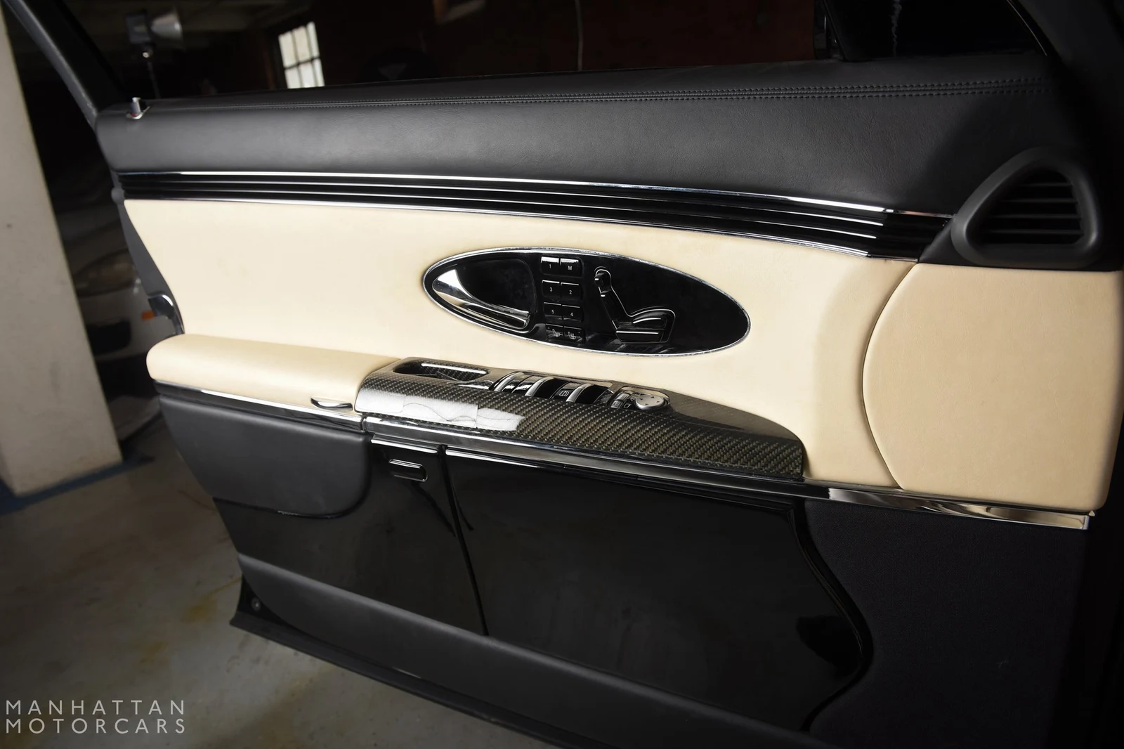 2009 Maybach 62 S Landaulet interior, door panel, Aspen White