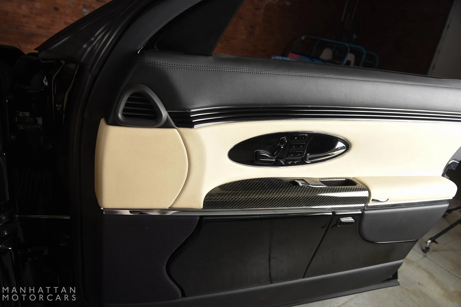2009 Maybach 62 S Landaulet interior, door panel, Aspen White