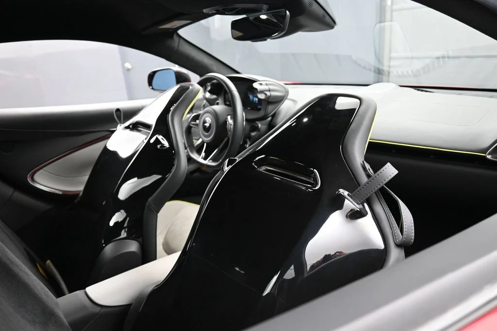 2024 McLaren Artura interior, Dove Gray/Jet Black