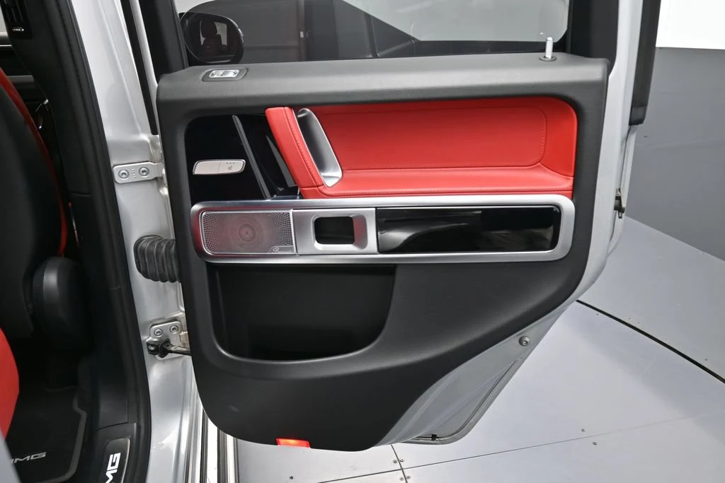 2021 Mercedes-AMG G 63 interior, door panel, Classic Red/Black