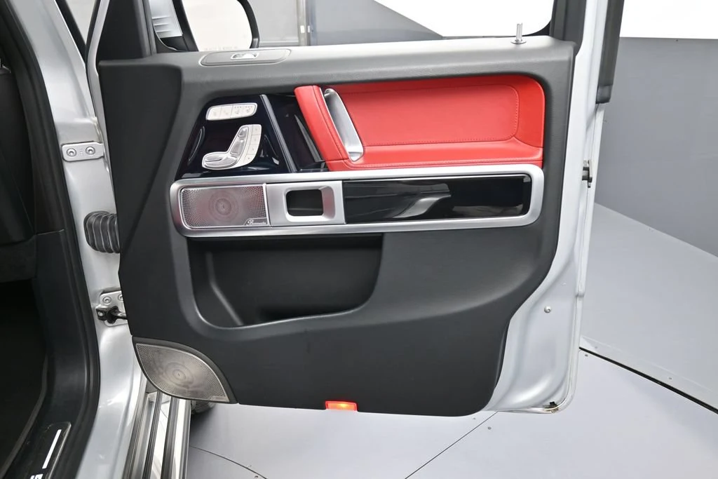 2021 Mercedes-AMG G 63 interior, door panel, Classic Red/Black