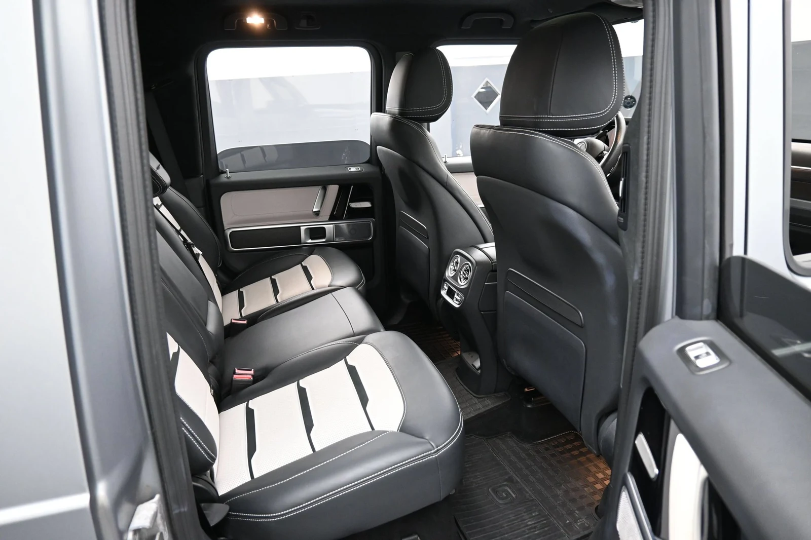 2025 Mercedes-AMG G 63 interior, seats, Platinum White/Black