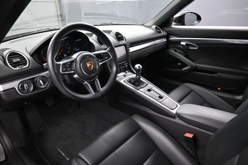 2024 Porsche 718 Boxster interior, dashboard, Black