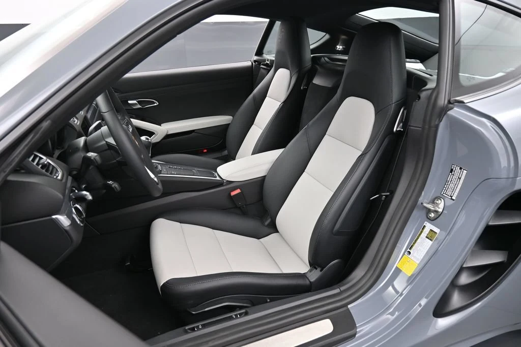 2024 Porsche 718 Cayman Style Edition interior, seats, Black/Chalk