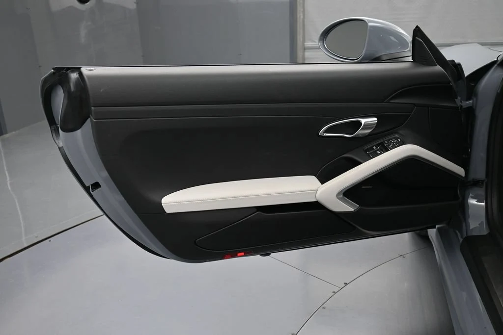 2024 Porsche 718 Cayman Style Edition interior, door panel, Black/Chalk