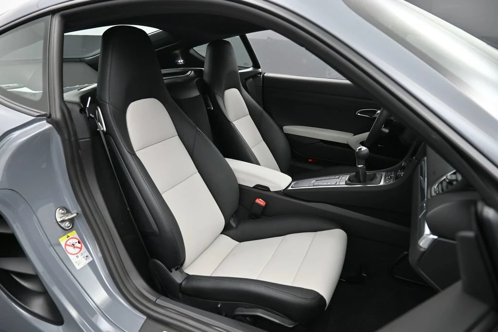 2024 Porsche 718 Cayman Style Edition interior, seats, Black/Chalk